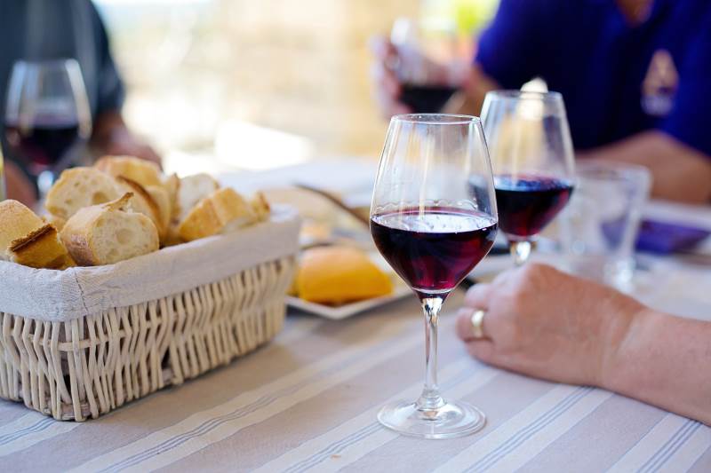 מאכלים ושתייה שנחשבים "רעים" יכולים, במידה, להיות "טובים". כוס יין אדום | צילום המחשה: www.pixabay.com